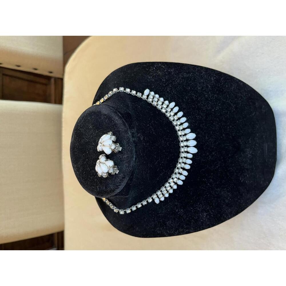 Elegant Vintage Milk Glas Necklace & Earrings Set